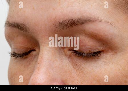 Nahaufnahme der abgeschnittenen Augen einer weißen mittleren Alters Stockfoto