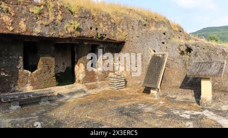 Wunderschöner Blick auf die Khapara Kodiya Höhlen, die aus dem 3. Bis 4. Jahrhundert v. Chr. stammen. Während Der Zeit Von König Ashoka, Junagarh, Gujarat, Indien. Stockfoto