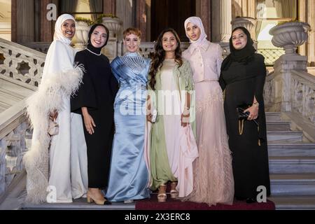 Istanbul, Türkei. April 2024. Models Rawdah Modammed (R), Halima Aden (L), CEO Ozlem Sahin Ertas (C) und Gäste nehmen an der Begrüßungsnacht der Istanbul Modest Fashion Week 2024 Teil, die von Think Fashion im Ciragan Palace in Istanbul organisiert wird und von Buttonscarves und Salambooking veranstaltet wird. Quelle: SOPA Images Limited/Alamy Live News Stockfoto