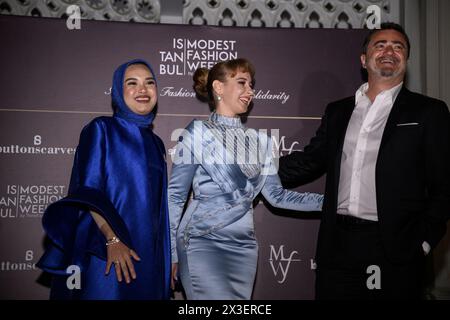 Istanbul, Türkei. April 2024. Der CEO von Think Fashion, Ozlem Sahin Ertas (C), nimmt zusammen mit Kollegen an der Begrüßungsnacht für die Istanbul Modest Fashion Week 2024 Teil, die von Think Fashion im Ciragan Palace in Istanbul organisiert wird und von Buttonscarves und Salambooking veranstaltet wird. Quelle: SOPA Images Limited/Alamy Live News Stockfoto