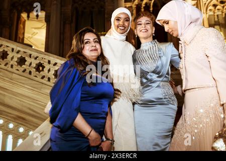 Istanbul, Türkei. April 2024. Models Rawdah Modammed (R), Halima Aden (L), CEO Ozlem Sahin Ertas (C) und ein Gast nehmen an der Begrüßungsnacht der Istanbul Modest Fashion Week 2024 Teil, die von Think Fashion im Ciragan Palace in Istanbul organisiert wird und von Buttonscarves und Salambooking veranstaltet wird. Quelle: SOPA Images Limited/Alamy Live News Stockfoto