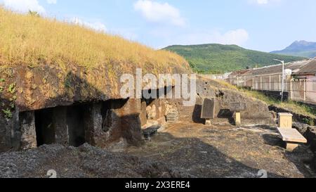 Wunderschöner Blick auf die Khapara Kodiya Höhlen, die aus dem 3. Bis 4. Jahrhundert v. Chr. stammen. Während Der Zeit Von König Ashoka, Junagarh, Gujarat, Indien. Stockfoto