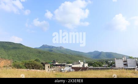 Wunderschöner Blick auf die Khapara Kodiya Höhlen, die aus dem 3. Bis 4. Jahrhundert v. Chr. stammen. Während Der Zeit Von König Ashoka, Junagarh, Gujarat, Indien. Stockfoto