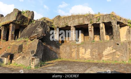 Wunderschöner Blick auf die Khapara Kodiya Höhlen, die aus dem 3. Bis 4. Jahrhundert v. Chr. stammen. Während Der Zeit Von König Ashoka, Junagarh, Gujarat, Indien. Stockfoto