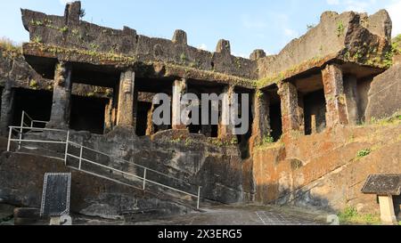 Wunderschöner Blick auf die Khapara Kodiya Höhlen, die aus dem 3. Bis 4. Jahrhundert v. Chr. stammen. Während Der Zeit Von König Ashoka, Junagarh, Gujarat, Indien. Stockfoto