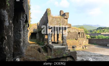 Wunderschöner Blick auf die Khapara Kodiya Höhlen, die aus dem 3. Bis 4. Jahrhundert v. Chr. stammen. Während Der Zeit Von König Ashoka, Junagarh, Gujarat, Indien. Stockfoto