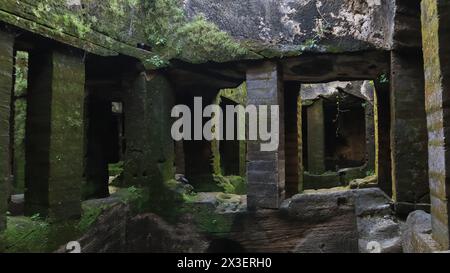 Wunderschöner Blick auf die Khapara Kodiya Höhlen, die aus dem 3. Bis 4. Jahrhundert v. Chr. stammen. Während Der Zeit Von König Ashoka, Junagarh, Gujarat, Indien. Stockfoto