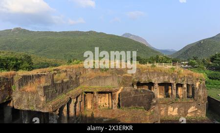 Wunderschöner Blick auf die Khapara Kodiya Höhlen, die aus dem 3. Bis 4. Jahrhundert v. Chr. stammen. Während Der Zeit Von König Ashoka, Junagarh, Gujarat, Indien. Stockfoto