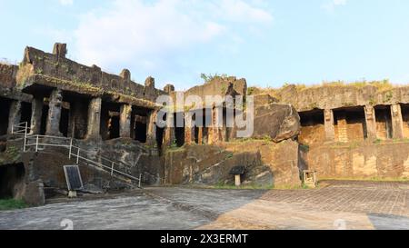 Wunderschöner Blick auf die Khapara Kodiya Höhlen, die aus dem 3. Bis 4. Jahrhundert v. Chr. stammen. Während Der Zeit Von König Ashoka, Junagarh, Gujarat, Indien. Stockfoto