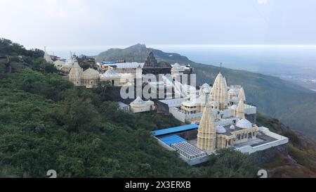 Wunderschöner Blick von oben auf Girnar Neminath Shwetambar Jain Tirth, Jain Pilgrimage, erstmals 250 v. Chr. erbaut. Girnar Hills, Junagarh, Gujarat, Indien. Stockfoto