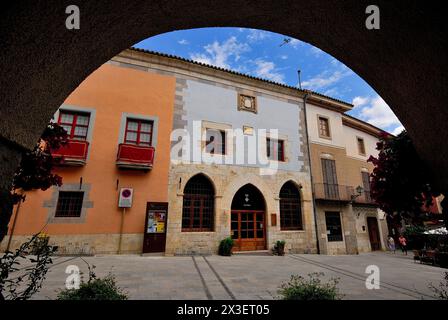 Square des Homes in Castello de Empuries, Girona, Katalonien, Spanien Stockfoto