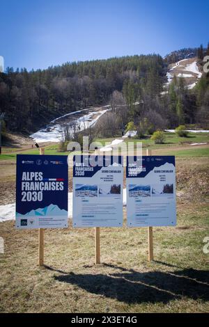 Villeneuve La Salle, Frankreich. April 2024. Schilder, die erklären, wie der Ort organisiert wird, befinden sich am Fuße des zukünftigen Olympiastandorts Serre-Chevalier. Foto: Thibaut Durand/ABACAPRESS.COM Credit: Abaca Press/Alamy Live News Stockfoto