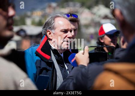 Villeneuve La Salle, Frankreich. April 2024. Renaud Muselier beantwortet Fragen von Journalisten, Frankreich, Hautes-Alpes, Briancon, 24. April, 2024. die künftige gastkommission des Internationalen Olympischen Komitees (IOC) besucht die Infrastrukturen, in denen die Freestyle- und Snowboardveranstaltungen in Serre-Chevalier stattfinden sollten. Foto: Thibaut Durand/ABACAPRESS.COM Credit: Abaca Press/Alamy Live News Stockfoto