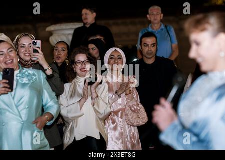 Gäste nehmen an der Begrüßungsnacht der Istanbul Modest Fashion Week 2024 Teil, die von Think Fashion im Ciragan Palace in Istanbul organisiert wird und von Buttonscarves und Salambooking veranstaltet wird. (Foto: Valeria Ferraro / SOPA Images/SIPA USA) Stockfoto