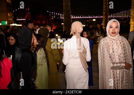 Gäste nehmen an der Begrüßungsnacht der Istanbul Modest Fashion Week 2024 Teil, die von Think Fashion im Ciragan Palace in Istanbul organisiert wird und von Buttonscarves und Salambooking veranstaltet wird. (Foto: Valeria Ferraro / SOPA Images/SIPA USA) Stockfoto