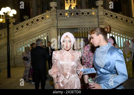 Gäste nehmen an der Begrüßungsnacht der Istanbul Modest Fashion Week 2024 Teil, die von Think Fashion im Ciragan Palace in Istanbul organisiert wird und von Buttonscarves und Salambooking veranstaltet wird. (Foto: Valeria Ferraro / SOPA Images/SIPA USA) Stockfoto