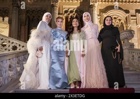 Models Rawdah Modammed (R), Halima Aden (L), CEO Ozlem Sahin Ertas (C) und Gäste nehmen an der Begrüßungsnacht der Istanbul Modest Fashion Week 2024 Teil, die von Think Fashion im Ciragan Palace in Istanbul organisiert wird und von Buttonscarves und Salambooking veranstaltet wird. (Foto: Valeria Ferraro / SOPA Images/SIPA USA) Stockfoto