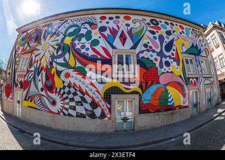 PORTO, PORTUGAL - 11. APRIL 2024: Schöne Fassade eines Hauses in der Straße R. de Sá de Noronha, dekoriert mit einem modernen Kunstwerk in der lokalen Technik Stockfoto