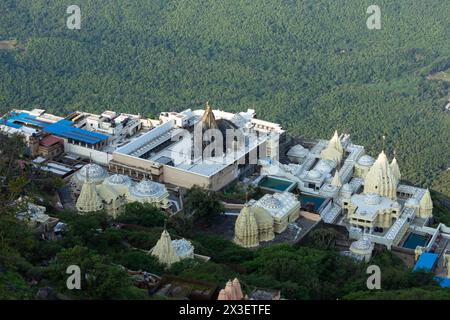 Wunderschöner Blick von oben auf Girnar Neminath Shwetambar Jain Tirth, Jain Pilgrimage, erstmals 250 v. Chr. erbaut. Girnar Hills, Junagarh, Gujarat, Indien. Stockfoto