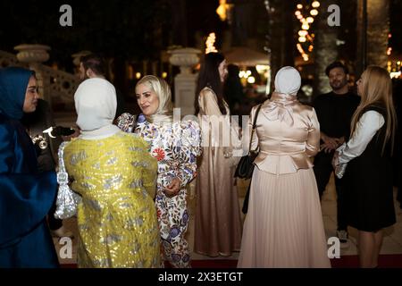 Die Besucher nehmen an der Begrüßungsnacht der Istanbul Modest Fashion Week 2024 Teil, die von Think Fashion im Ciragan Palace in Istanbul organisiert wird und von Buttonscarves und Salambooking veranstaltet wird. (Foto: Valeria Ferraro / SOPA Images/SIPA USA) Stockfoto
