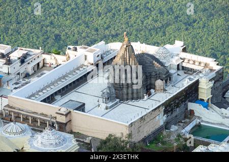 Wunderschöner Blick von oben auf Girnar Neminath Shwetambar Jain Tirth, Jain Pilgrimage, erstmals 250 v. Chr. erbaut. Girnar Hills, Junagarh, Gujarat, Indien. Stockfoto