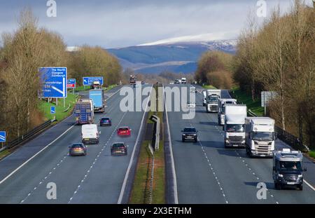 IN DER NÄHE VON MOFFAT, SCHOTTLAND, Großbritannien - 16. Januar 2024 - Verkehr auf der M74 in der Nähe von Moffat, Schottland, Vereinigtes Königreich. Die M74 ist die schottische Verlängerung der Autobahn M6 und weiter Stockfoto