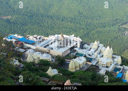 Wunderschöner Blick von oben auf Girnar Neminath Shwetambar Jain Tirth, Jain Pilgrimage, erstmals 250 v. Chr. erbaut. Girnar Hills, Junagarh, Gujarat, Indien. Stockfoto