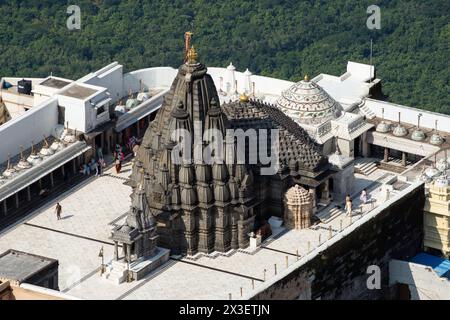 Wunderschöner Blick von oben auf Girnar Neminath Shwetambar Jain Tirth, Jain Pilgrimage, erstmals 250 v. Chr. erbaut. Girnar Hills, Junagarh, Gujarat, Indien. Stockfoto