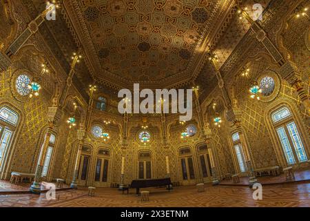 PORTO, PORTUGAL - 10. APRIL 2024: Arabischer Raum im Stil der Mauren im Inneren des Börsenpalastes (Palacio da Bolsa), der 1834 vom Commerc der Stadt erbaut wurde Stockfoto