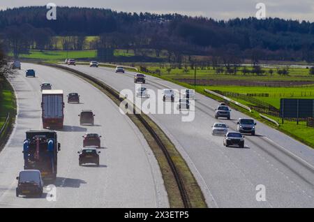 IN DER NÄHE VON MOFFAT, SCHOTTLAND, Großbritannien - 16. Januar 2024 - Verkehr auf der M74 in der Nähe von Moffat, Schottland, Vereinigtes Königreich. Die M74 ist die schottische Verlängerung der Autobahn M6 und weiter Stockfoto