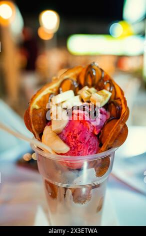 Waffel mit Eis gefüllt mit Schokolade. Stockfoto