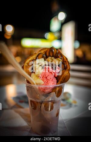 Waffel mit Eis gefüllt mit Schokolade. Stockfoto