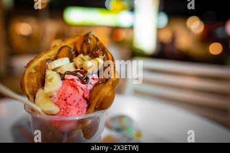 Waffel mit Eis gefüllt mit Schokolade. Stockfoto