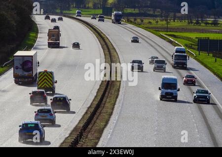 IN DER NÄHE VON MOFFAT, SCHOTTLAND, Großbritannien - 16. Januar 2024 - Verkehr auf der M74 in der Nähe von Moffat, Schottland, Vereinigtes Königreich. Die M74 ist die schottische Verlängerung der Autobahn M6 und weiter Stockfoto