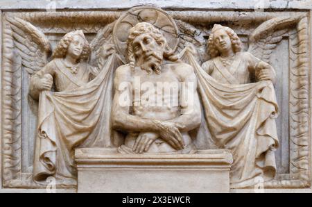 MAILAND, ITALIEN - 6. MÄRZ 2024: Das Renaissance Marmor Relief des Todes Christus in der Kirche Chiesa di Santa Maria del Carmine von der lombardischen Schule von 15. Stockfoto