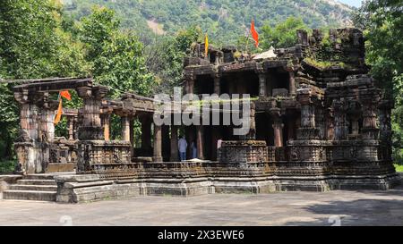 Blick auf die Ruine des Shri Sharneshwar Mahadev Tempels, religiöser Ort der Hindu aus dem 15. Jahrhundert, Bandhana, Polo Forest, Gujarat, Indien. Stockfoto