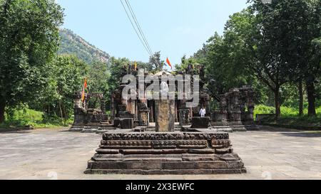 Blick auf die Ruine des Shri Sharneshwar Mahadev Tempels, religiöser Ort der Hindu aus dem 15. Jahrhundert, Bandhana, Polo Forest, Gujarat, Indien. Stockfoto