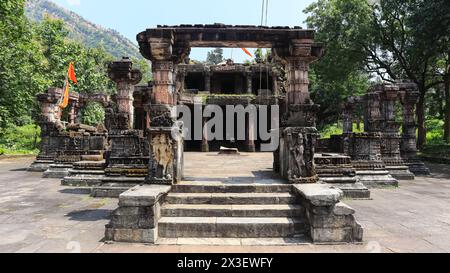 Blick auf die Ruine des Shri Sharneshwar Mahadev Tempels, religiöser Ort der Hindu aus dem 15. Jahrhundert, Bandhana, Polo Forest, Gujarat, Indien. Stockfoto