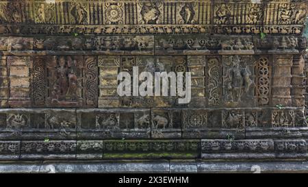 Wunderschöne antike Schnitzereien von hinduistischen Gottheiten auf den Jain-Tempeln aus dem 15. Jahrhundert, Polo Forest, Antarsumba, Gujarat, Indien. Stockfoto