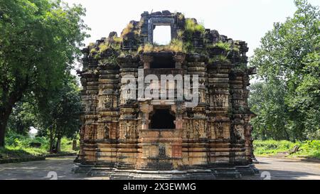 Schnitzereien von hinduistischen Gottheiten auf der Ruine Mandapa von Sharneshwar Mahadev Tempel, Ruinentempel aus dem 15. Jahrhundert, Bandhana, Polo Forest, Gujarat, Indien. Stockfoto