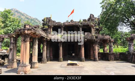 Blick auf die Ruine des Shri Sharneshwar Mahadev Tempels, religiöser Ort der Hindu aus dem 15. Jahrhundert, Bandhana, Polo Forest, Gujarat, Indien. Stockfoto