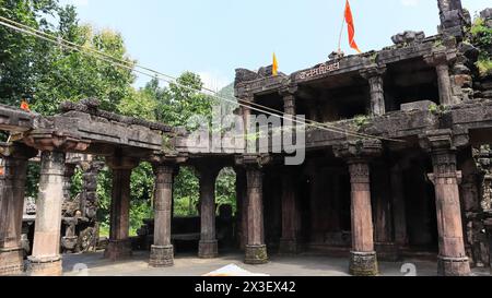 Blick auf die Ruine des Shri Sharneshwar Mahadev Tempels, religiöser Ort der Hindu aus dem 15. Jahrhundert, Bandhana, Polo Forest, Gujarat, Indien. Stockfoto