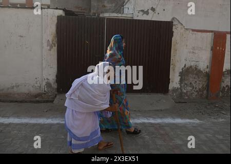 Vrindavan, Uttar Pradesh, Indien. April 2024. Eine ältere Frau kommt am 26. April 2024 in den Wahlbezirk Vrindavan, Uttar Pradesh, Indien, um ihre Stimme abzugeben. (Kreditbild: © Kabir Jhangiani/ZUMA Press Wire) NUR REDAKTIONELLE VERWENDUNG! Nicht für kommerzielle ZWECKE! Stockfoto