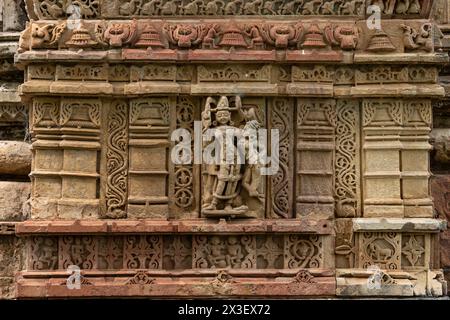 Wunderschöne antike Schnitzereien von hinduistischen Gottheiten auf den Jain-Tempeln aus dem 15. Jahrhundert, Polo Forest, Antarsumba, Gujarat, Indien. Stockfoto