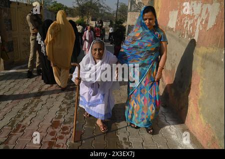 Vrindavan, Uttar Pradesh, Indien. April 2024. Eine ältere Frau geht aus, nachdem sie ihre Stimme in der zweiten Phase der indischen Parlamentswahlen am 26. April 2024 im Bezirk Vrindavan in Uttar Pradesh abgegeben hatte. (Kreditbild: © Kabir Jhangiani/ZUMA Press Wire) NUR REDAKTIONELLE VERWENDUNG! Nicht für kommerzielle ZWECKE! Stockfoto