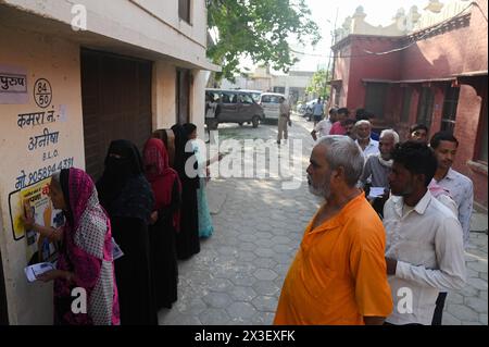 Vrindavan, Uttar Pradesh, Indien. April 2024. Die Menschen stehen in einer Warteschlange an einem Wahlhaus, um während der zweiten Phase der indischen Parlamentswahlen am 26. April 2024 im Bezirk Vrindavan in Uttar Pradesh, Indien, zu wählen. (Kreditbild: © Kabir Jhangiani/ZUMA Press Wire) NUR REDAKTIONELLE VERWENDUNG! Nicht für kommerzielle ZWECKE! Stockfoto