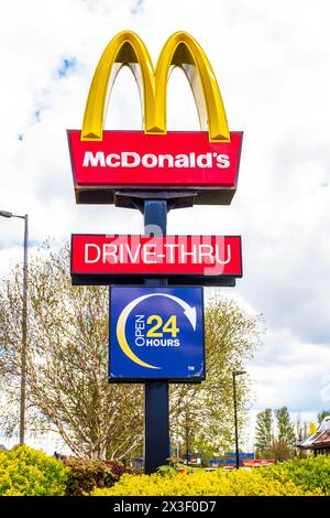 Schild für McDonald's Drive Thru Fast Food Outlet, und 24 Stunden geöffnet, Ayr, Ayrshire, Schottland, Großbritannien Stockfoto