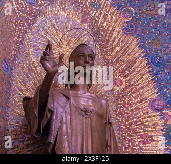 MAILAND, ITALIEN - 8. MÄRZ 2024: Das Detail der Bronzestatue von St. Johannes der Evangelist in der Kirche Chiesa di Santi Quattro Evangelisti Stockfoto