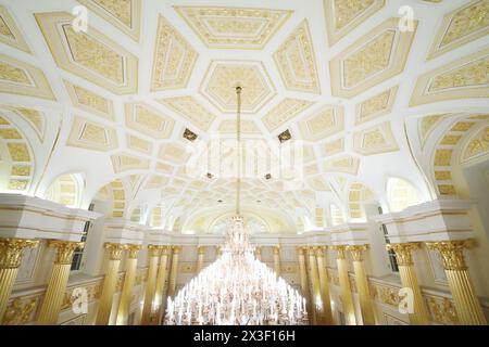 MOSKAU - 16. September 2017: Schöne goldene Säulen, Kristallleuchter im königlichen Saal im Zaritsyno-Palast, Moskau Stockfoto