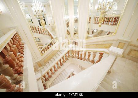 MOSKAU - 16. September 2017: Schöne Treppe im großen Königspalast Zaritsyno mit Spiegeln und vergoldeten Dekorationen, Moskau Stockfoto